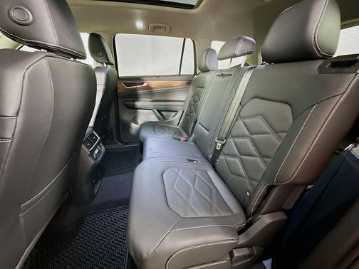 Deep Black Pearl Effect 2026 Volkswagen Atlas 2.0T SE W/TECHNOLOGY