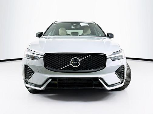 Metallic 2026 Volvo XC60 B5 Plus