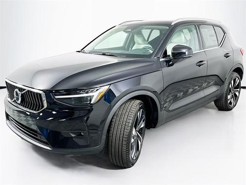 2025 Volvo XC40 B5 Ultra Bright Theme