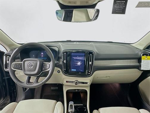 2025 Volvo XC40 B5 Ultra Bright Theme