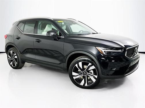 2025 Volvo XC40 B5 Ultra Bright Theme