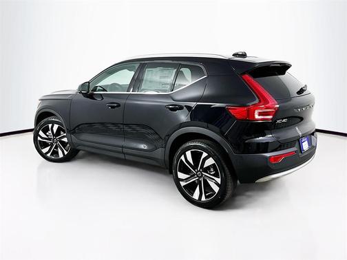 2025 Volvo XC40 B5 Ultra Bright Theme