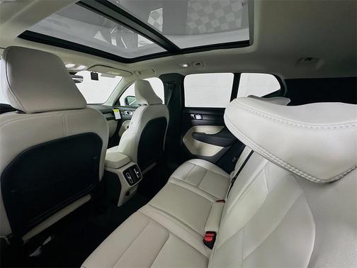 2025 Volvo XC40 B5 Ultra Bright Theme