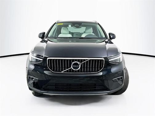2025 Volvo XC40 B5 Ultra Bright Theme