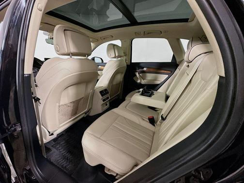 Mythos Black Metallic 2024 Audi Q5 e 55 S line quattro Premium