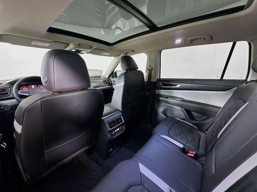 Pure White 2025 Volkswagen Atlas 2.0T Peak Edition