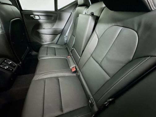 2026 Volvo XC40 B5 Ultra