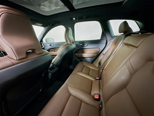 2022 Volvo XC60 B5 Momentum