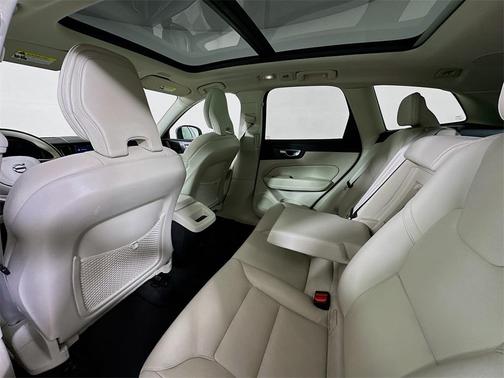 2024 Volvo XC60 B5 Plus Dark Theme