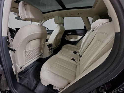 Mythos Black Metallic 2022 Audi Q5 40 Premium Plus