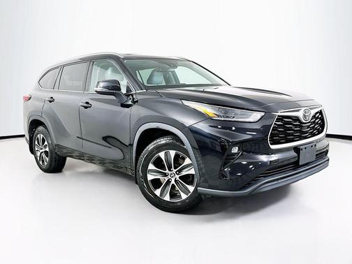 Midnight Black Metallic 2021 Toyota Highlander XLE