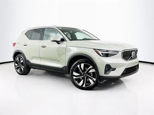 2025 Volvo XC40 B5 Ultra Bright Theme