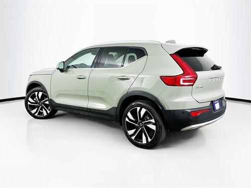 2025 Volvo XC40 B5 Ultra Bright Theme