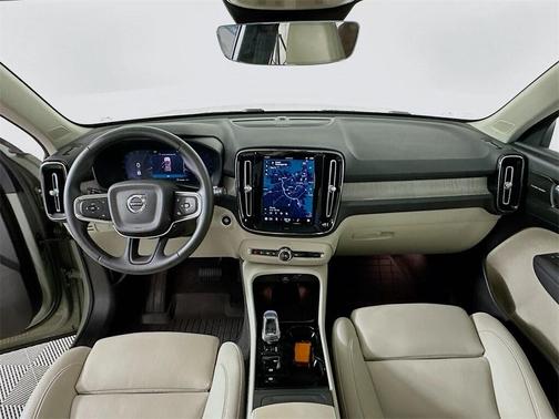 2025 Volvo XC40 B5 Ultra Bright Theme