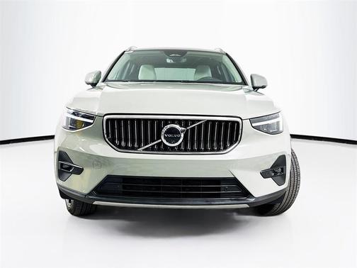 2025 Volvo XC40 B5 Ultra Bright Theme
