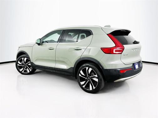 2025 Volvo XC40 B5 Ultra Bright Theme