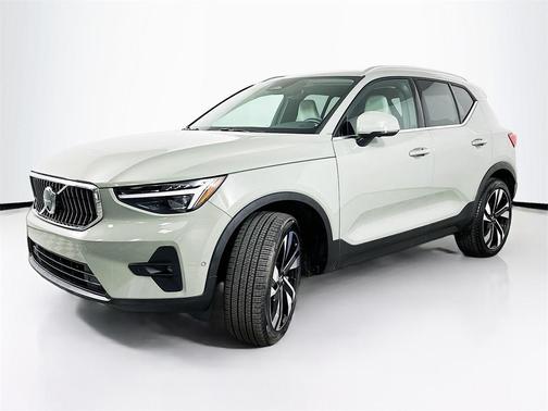2025 Volvo XC40 B5 Ultra Bright Theme