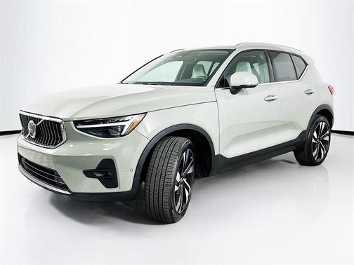 2025 Volvo XC40 B5 Ultra Bright Theme