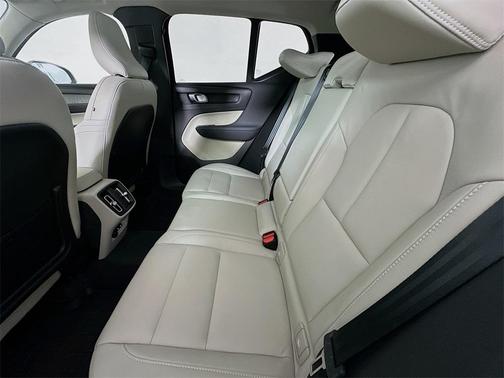 2025 Volvo XC40 B5 Ultra Bright Theme