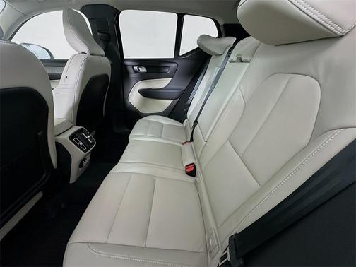 2025 Volvo XC40 B5 Ultra Bright Theme