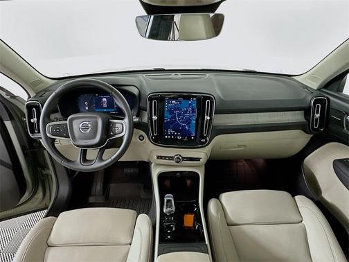 2025 Volvo XC40 B5 Ultra Bright Theme