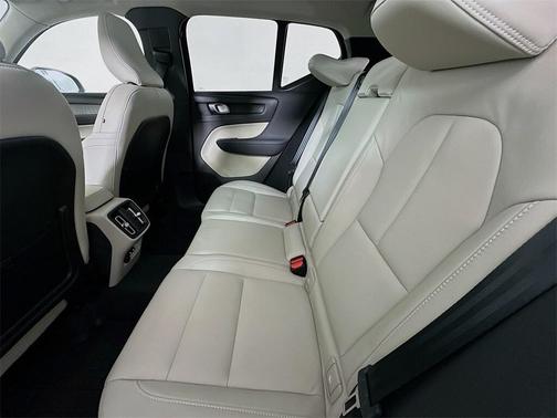 2025 Volvo XC40 B5 Ultra Bright Theme