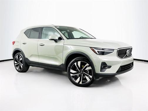 2025 Volvo XC40 B5 Ultra Bright Theme