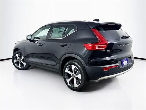 2025 Volvo XC40 B5 Core Bright Theme