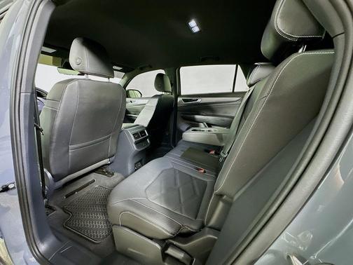 Pure Gray 2025 Volkswagen Atlas Cross Sport 2.0T SE w/Technology