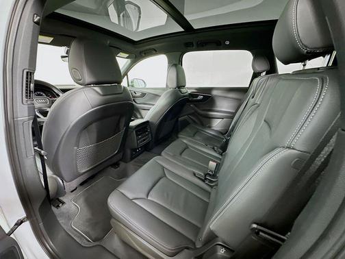 Glacier White Metallic 2026 Audi Q7 45 Premium
