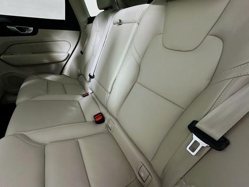 Onyx Black Metallic 2026 Volvo XC60 B5 Ultra