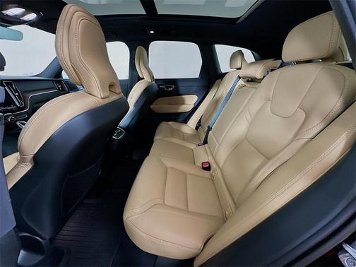 2023 Volvo XC60 B5 Ultimate Dark Theme