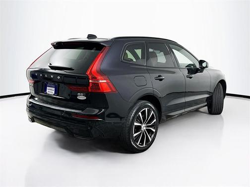 2023 Volvo XC60 B5 Ultimate Dark Theme