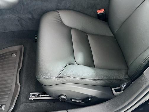 2024 Volvo S60 Recharge Plug-In Hybrid T8 Plus Dark Theme