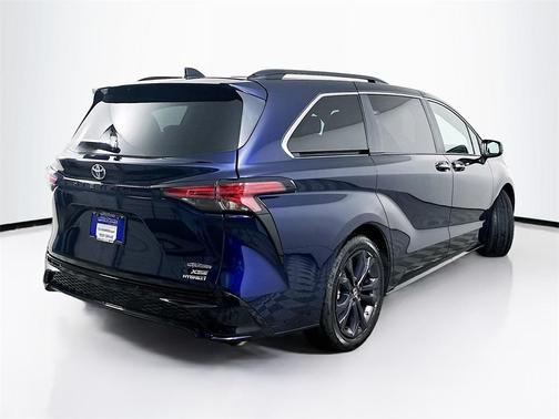 2022 Toyota Sienna XSE 7 Passenger