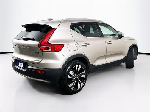 2023 Volvo XC40 B5 Plus Bright Theme