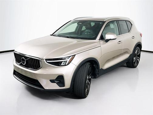 2023 Volvo XC40 B5 Plus Bright Theme