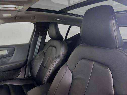 2023 Volvo XC40 B5 Plus Bright Theme