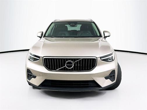 2023 Volvo XC40 B5 Plus Bright Theme