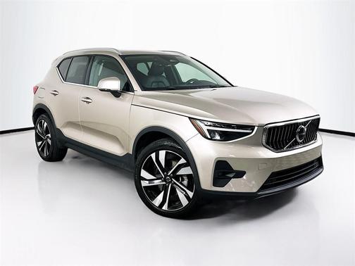 2023 Volvo XC40 B5 Plus Bright Theme