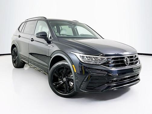 Deep Black Pearl Effect 2023 Volkswagen Tiguan 2.0T SE R-Line Black