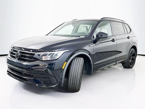 Deep Black Pearl Effect 2023 Volkswagen Tiguan 2.0T SE R-Line Black