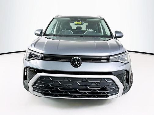 Platinum Gray Metallic 2025 Volkswagen Taos 1.5T SE