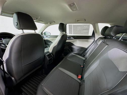 Platinum Gray Metallic 2025 Volkswagen Taos 1.5T SE