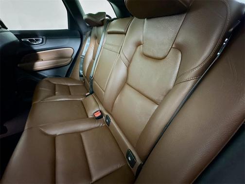 2022 Volvo XC60 B5 Momentum