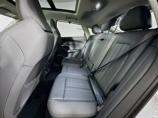 Glacier White Metallic 2025 Audi Q5 2.0T Premium