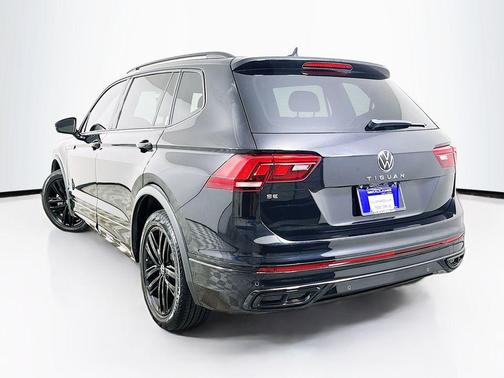 Deep Black Pearl Effect 2022 Volkswagen Tiguan 2.0T SE R-Line Black