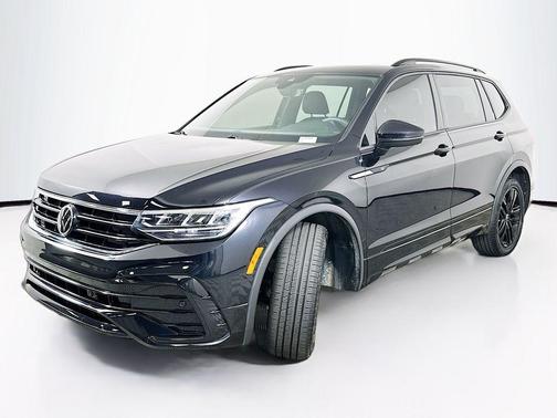 Deep Black Pearl Effect 2022 Volkswagen Tiguan 2.0T SE R-Line Black