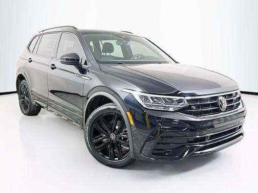 Deep Black Pearl Effect 2022 Volkswagen Tiguan 2.0T SE R-Line Black