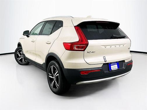 2025 Volvo XC40 B5 Core Bright Theme